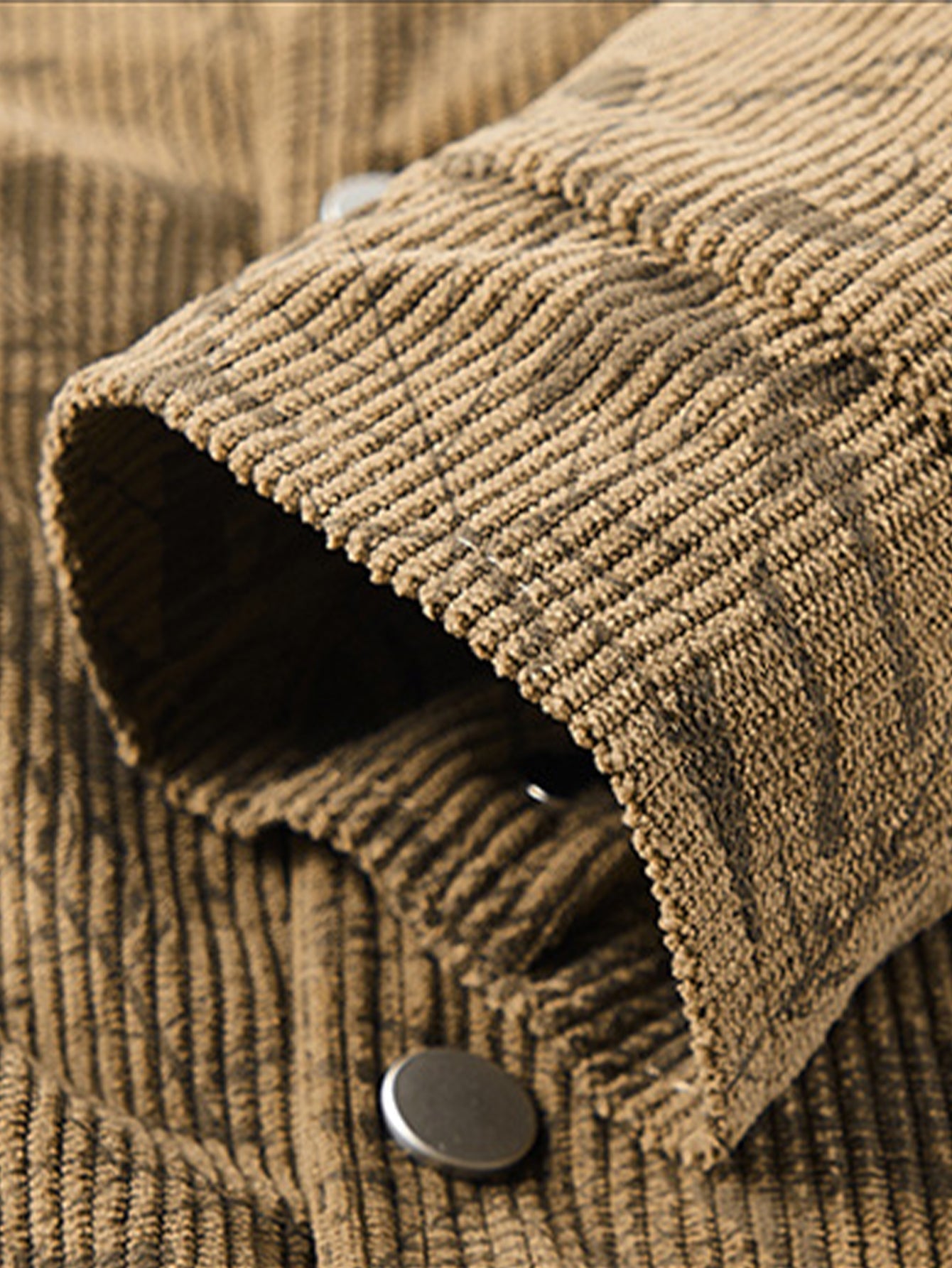 Kurtka sztruksowa z tłoczonym motywem liści w stylu vintage