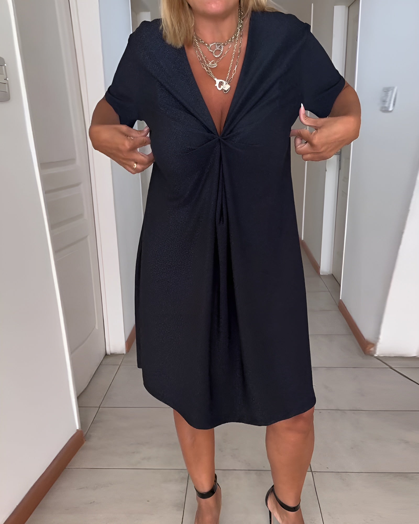 Laurence | Elegancka Sukienka z Dekoltem w Serek