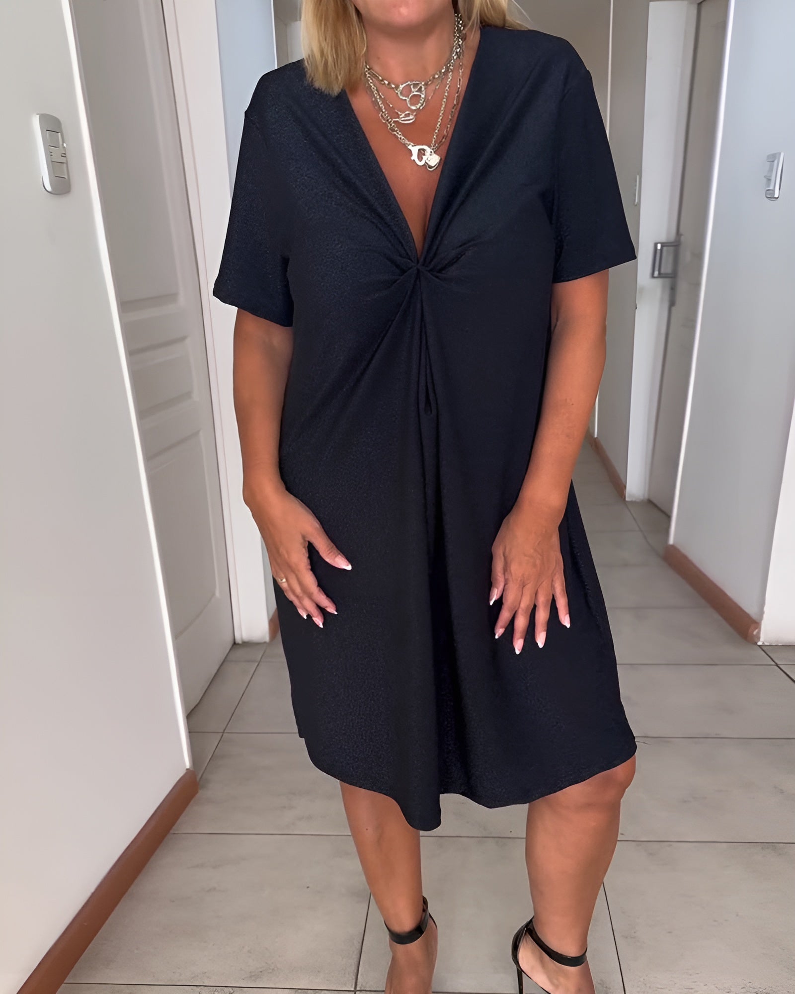 Laurence | Elegancka Sukienka z Dekoltem w Serek